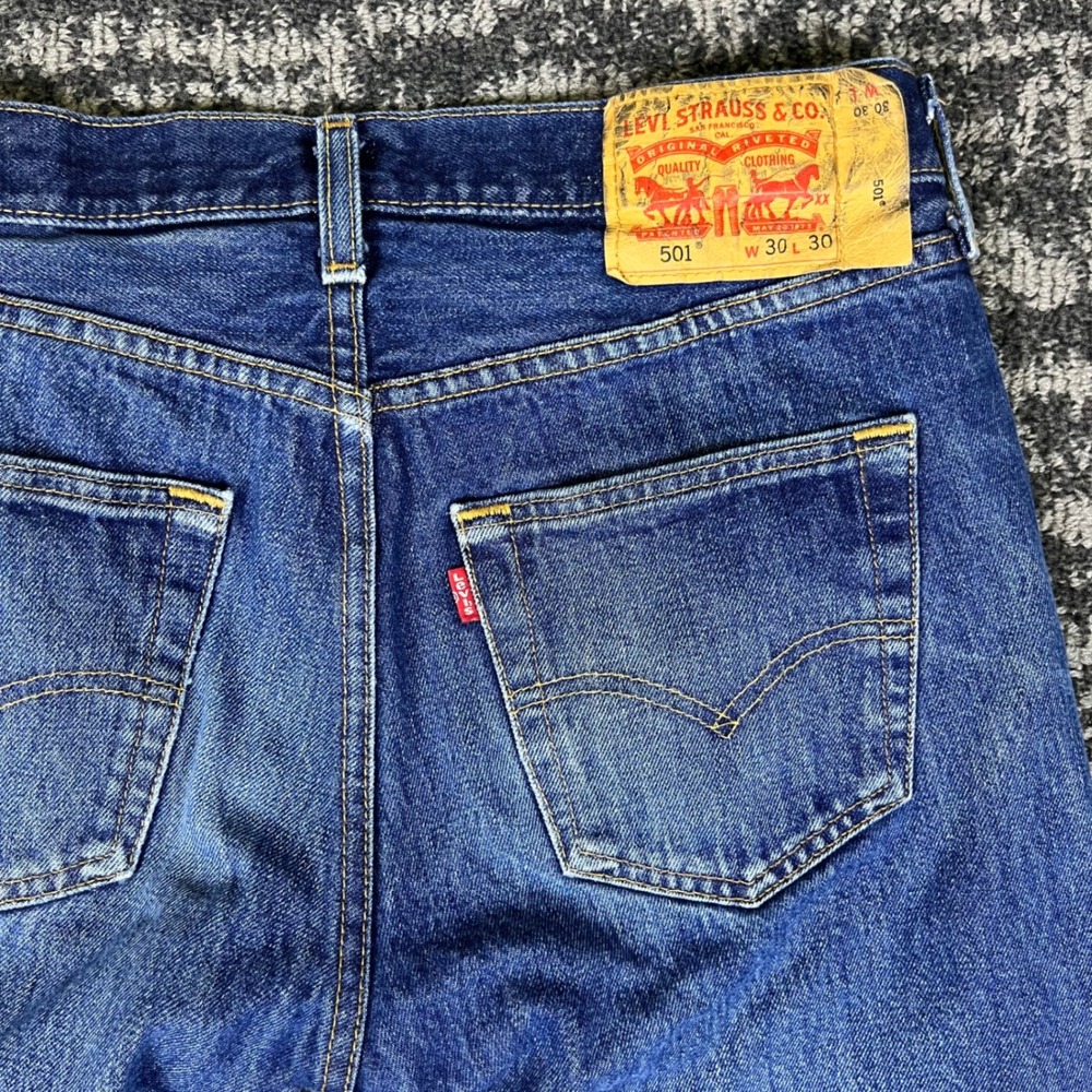 Levi's 501 Jeans Mens 31x29 Blue Medium Wash Vintage Straight Leg Button Fly - Picture 3 of 14